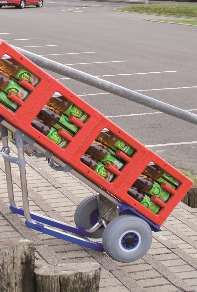 Carretilla Mangos Ergonómicos Ruedas Impinchables 'AIRLEX' EXPRESSO Aluminio cargada con cajas de bebidas
