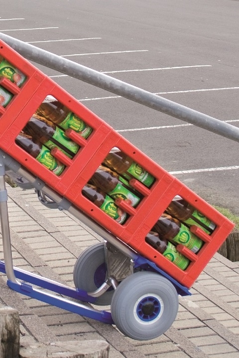 Carretilla Manual 'Favorita' Ruedas Impinchables 'AIRLEX' EXPRESSO Aluminio Pala Pequeña cargada con cajas de bebidas